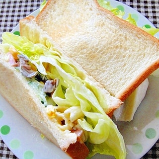 キューちゃんとマカロニレタスのサンドイッチ